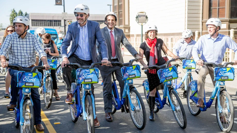 Councilmember Raul Peralez, Motive CEO Jay Walder, Mayor Sam Liccardo, SVBC ED Shilo Ballard, DOT Dir Jim Ortbal