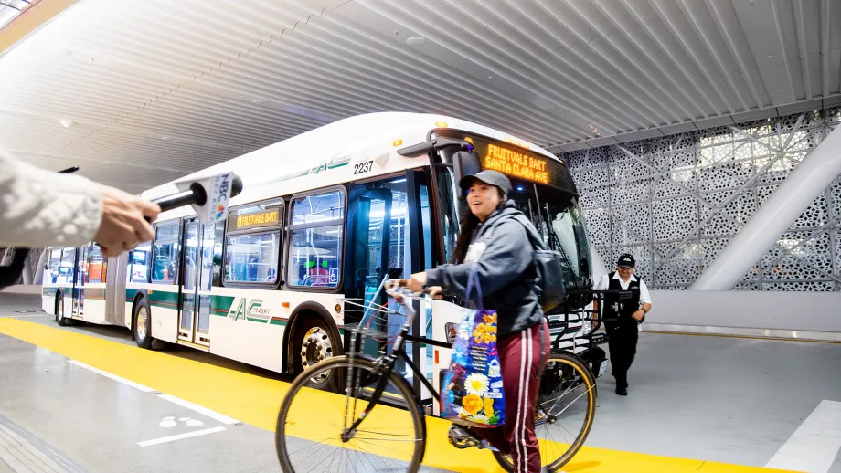 First AC Transit Bus arrives at the Salesforce Transit Center