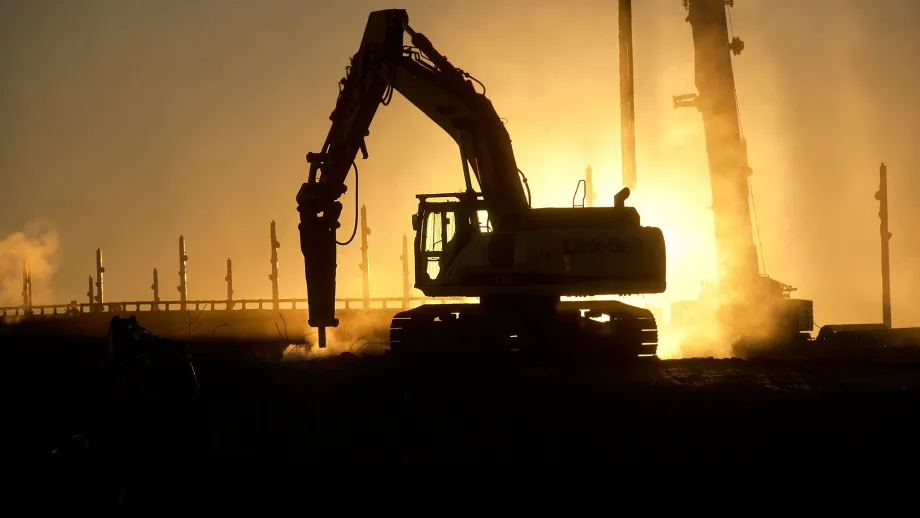 During the five-day Bay Bridge closure leading up to the Labor Day grand opening of the new East Span, construction crews worked 24/7 to add the finishing touches. 