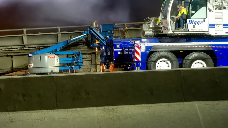 During the five-day Bay Bridge closure leading up to the Labor Day grand opening of the new East Span, construction crews worked 24/7 to add the finishing touches. 