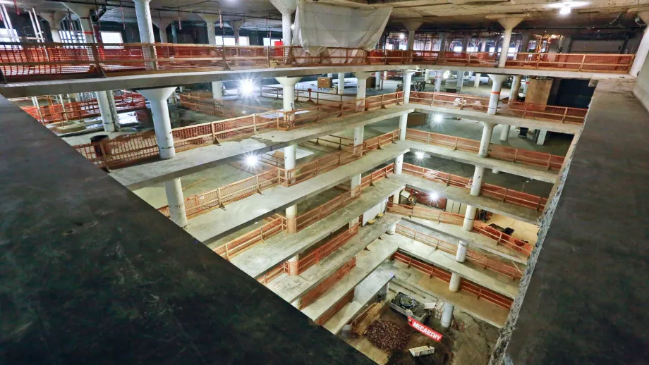 The current seismic retroffiting phase follows the demolition of the walls and the carving of the atrium.