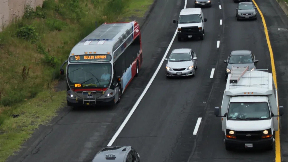 A Metrobus shoulder bypass in Arlington, Virginia.